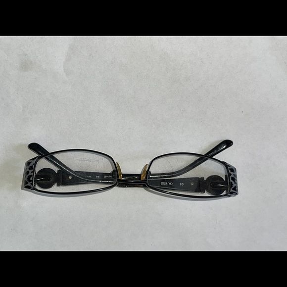 Guess glasses with no script main image 4
